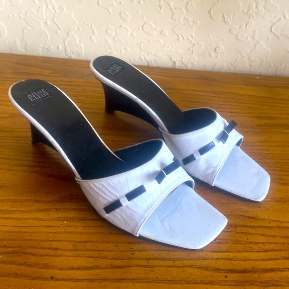 Anne Klein White/Black Wedge Slip on Mule Sandal Sz 7 1/2 - Picture 5 of 6